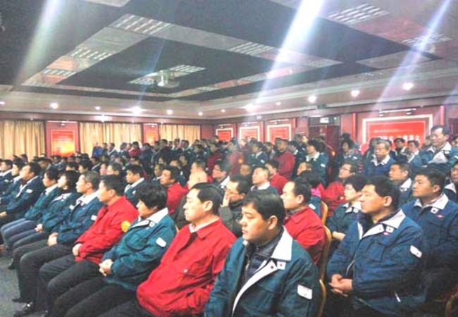 GOWIN趣胜集团治理人员正在大会堂当真听取科技人员的科普知识讲座